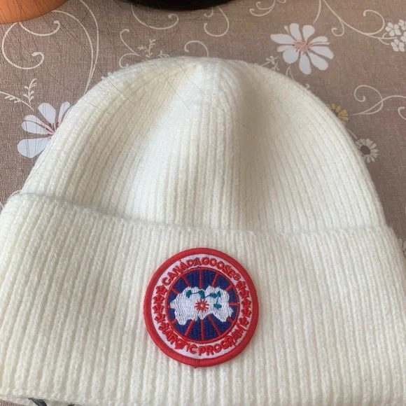 Canada Goose hat - Picture 5 of 5